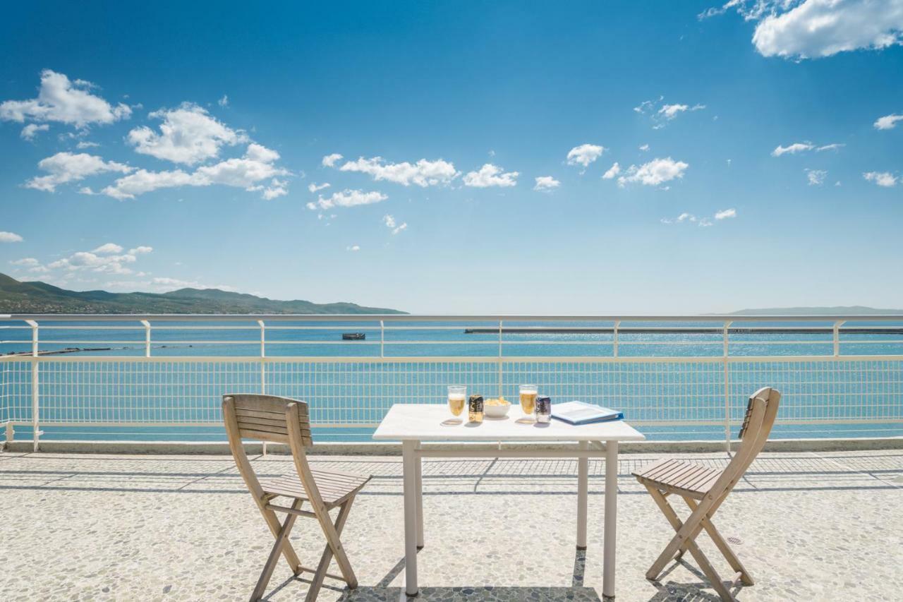شقة Seafront Penthouse Leo كالاماتا المظهر الخارجي الصورة